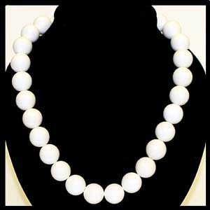 Collier white shell (bénitier) boules 8mm 42cm